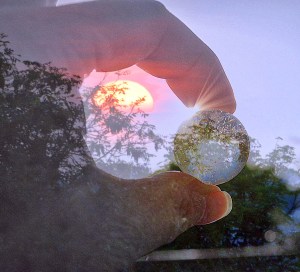 58216-worldinmyfingers